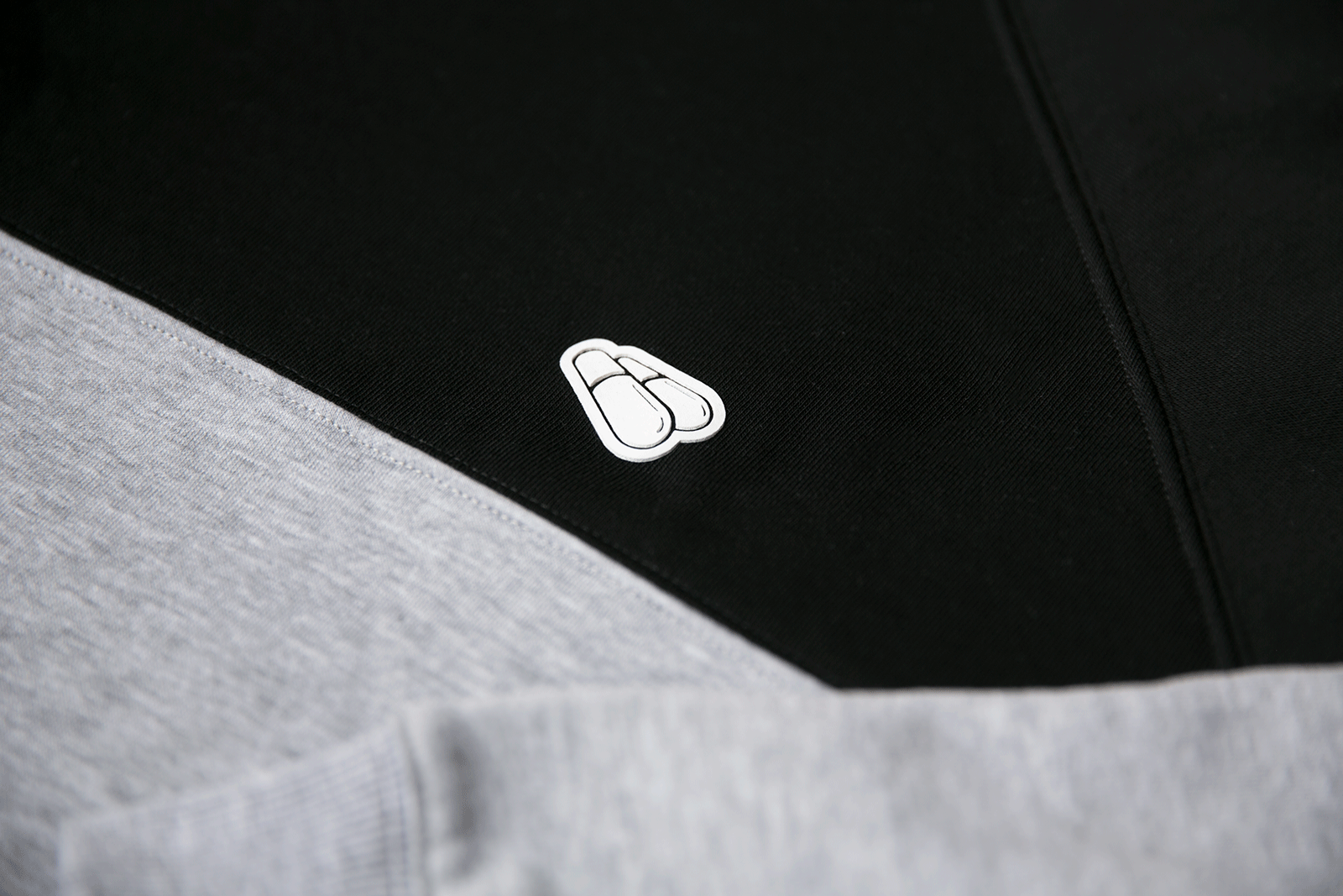 Детали логотипа на свитшоте DUAL черно-серого цвета PILLS WHEELS
